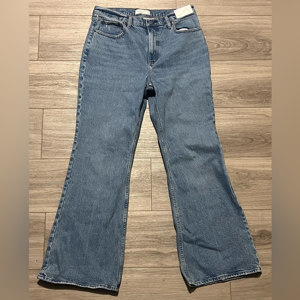 BRAND NEW! Abercrombie & Fitch High Rise Vintage Flare Jean Size 31 Regular
